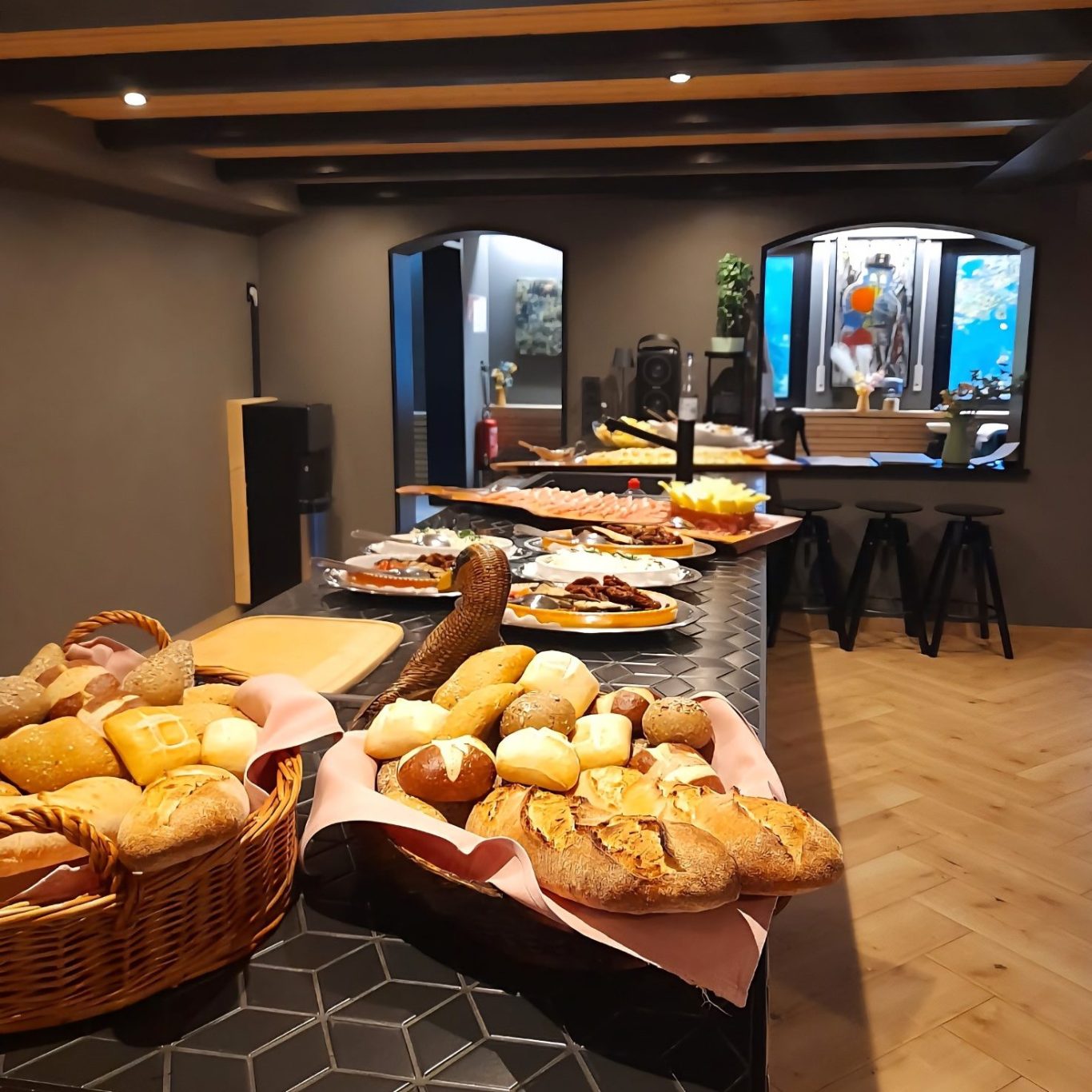 Vielfältiges Catering Buffet mit regionalen Spezialitäten für Events und Feiern